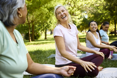 Un grupo practica yoga en el parque.