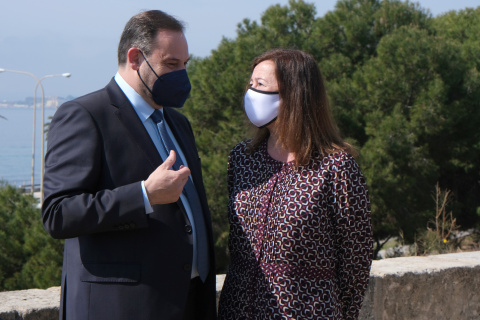El por entonces ministro de Transportes, José Luis Ábalos y la por entonces presidenta del Govern, Francina Armengol, en una visita de este a las islas en marzo de 2021.