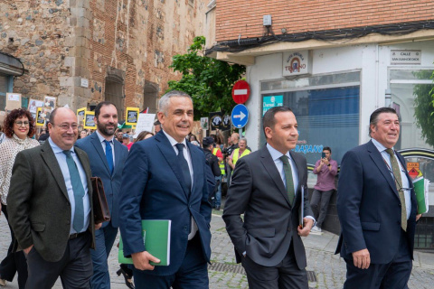 El líder de Vox en Extremadura, Óscar Fernández, junto al diputado autonómico Ángel Pelayo Gordillo.