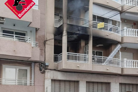 El humo de la vivienda inciendada era visible desde la calle.