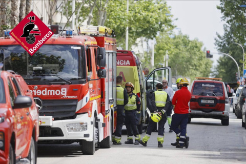 Los bomberos y cuerpos de emergencia en la calle Ibiza de Benidorm.