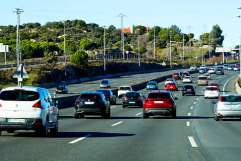 Coches circulando en Madrid