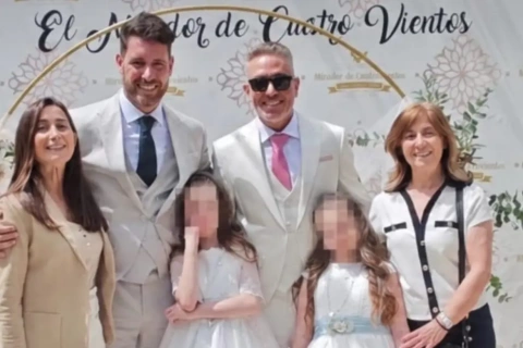 Fran Antón y Kiko Hernández, muy coordinados en la Primera Comunión de sus hijas.