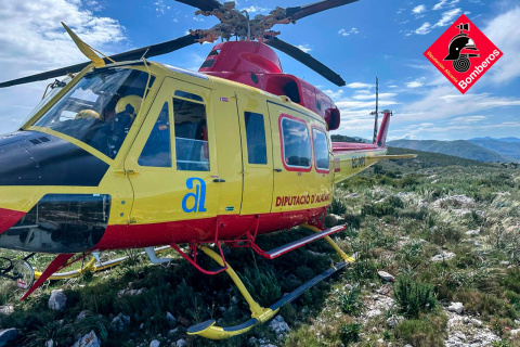 El helicóptero, en el momento del rescate.