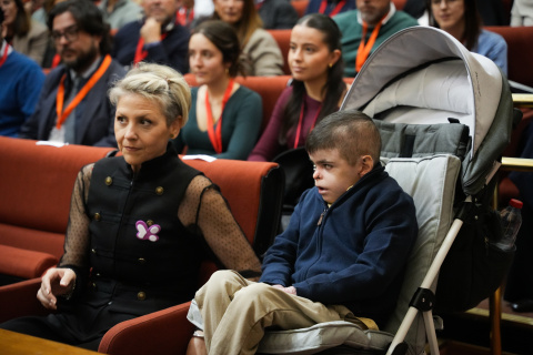 Leo García, el joven sevillano de 12 años, junto a su madre en el Parlamento andaluz en el mes de marzo.