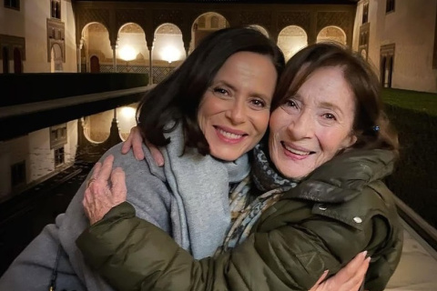 Imagen de Aitana Sánchez-Gijón y su madre compartida por la actriz cuando ganó el Goya de Honor en 2025.