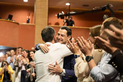 Juanma Moreno interviene en un acto de precampaña en el auditorio Maestro Padilla, en Almería.