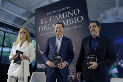 El presidente de la Junta de Andalucía, Juanma Moreno, durante la presentación del libro 'El camino del cambio' del periodista Héctor Barbotta.