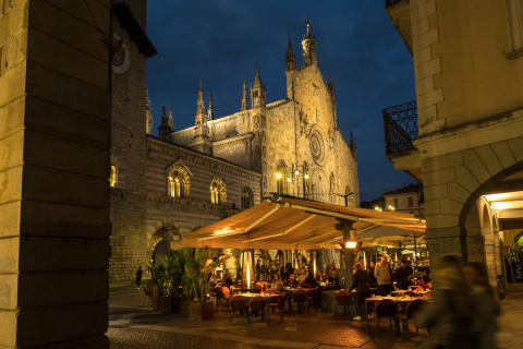 La plaza del Duomo en la ciudad de Como