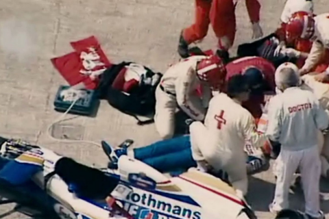 El cuerpo médico de Ímola tratanto a Senna