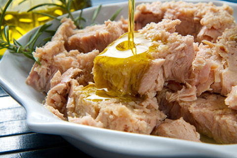El atún en aceite puede parecer más saludable pero contiene un mayor índice calórico.