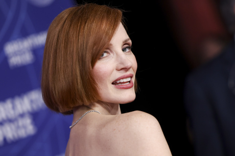 Jessica Chastain en la alfombra roja, con un carré de raya a un lado.