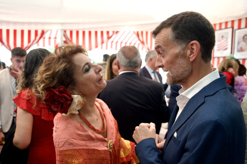 La secretaria general del PSOE-A y candidata a la Presidencia de Andalucía, María Jesús Montero, saluda al coordinador federal de IU y candidato de Por Andalucía, Antonio Maíllo.