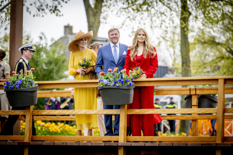 Amalia y sus padres Guillermo y Máxima de Holanda.