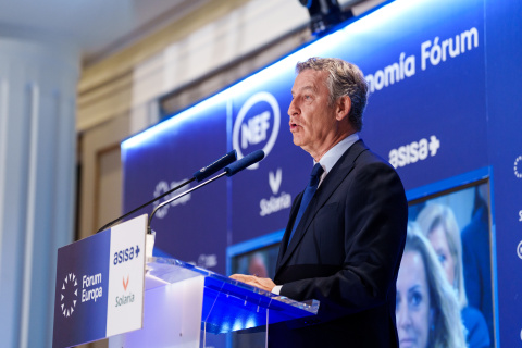El presidente del Partido Popular, Alberto Núñez Feijóo, interviene durante un desayuno informativo organizado por Nueva Economía Fórum.