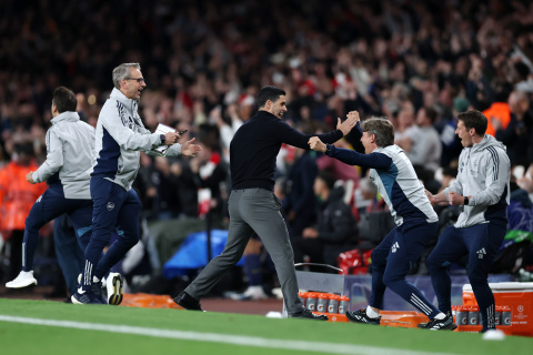 Arteta celebra el gol de Saka