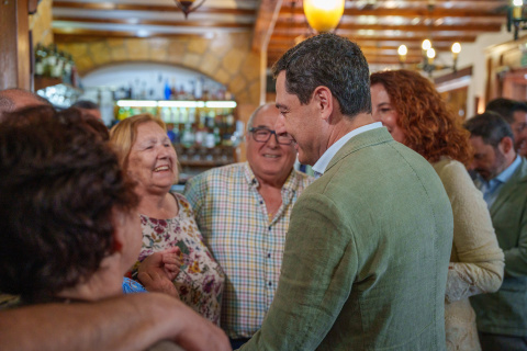 Juanma Moreno se reúne con sus familiares en su pueblo, Alhaurín El Grande