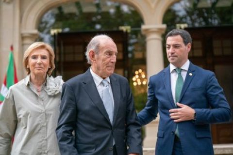 Sagrario Mina, Carlos Garaikoetxea e Imanol Pradales.