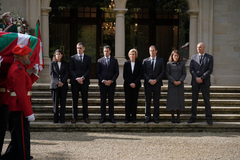 El Lehendakari, Imanol Pradales, recibe el féretro del ex lehendakari, Carlos Garaikoetxea, a su viuda Sagrario Mina y a su familia, en el Palacio de Ajuria Enea, a 6 de mayo de 2026, en Vitoria, Álava, País Vasco (España).