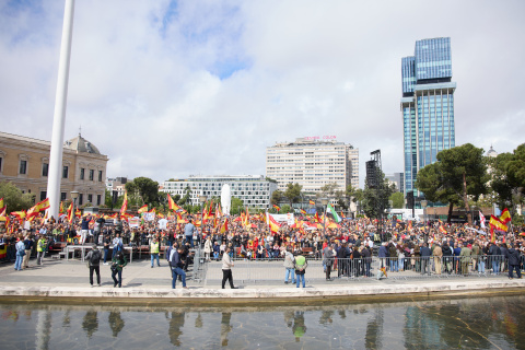 Cientos de personas durante una manifestación, en la Plaza de Colón, a 10 de mayo de 2025, en Madrid, para pedir la dimisión de Sánchez
