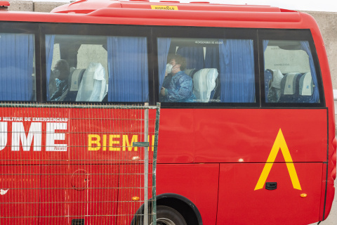 Pasajeros evacuados del crucero MV Hondius fondeado cerca del puerto de Granadilla suben a los autocares de la UME.