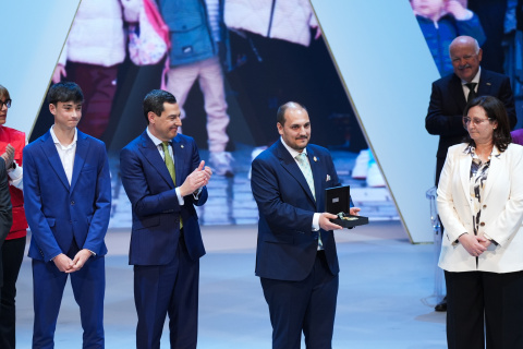 Imagen de la entrega de la Medalla de Andalucía a los Valores Humanos, la Solidaridad y la Concordia para el pueblo de Adamuz el 28F.