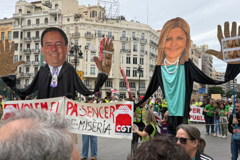 Muñeco del presidente Juanfran Pérez Llorca y la consellera de Educación, Mari Carmen Ortí en la manifestación de Valencia