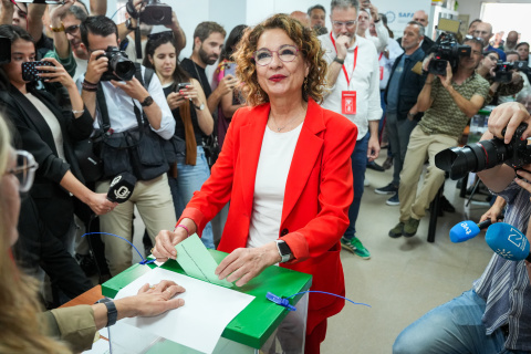 La candidata del PSOE-A, María Jesús Montero, votando en Sevilla
