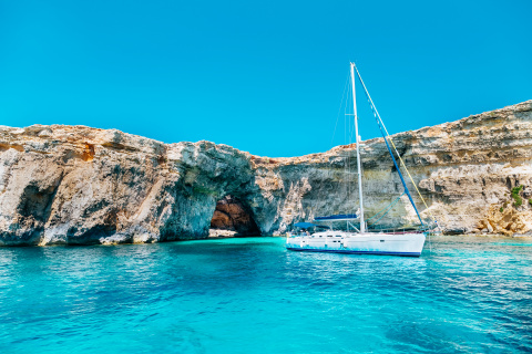 Un barco fondeado en Crystal lagoon, en la isla de Comino.