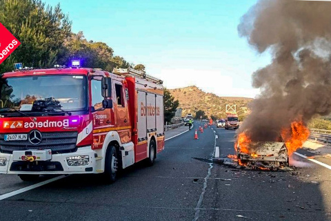 Efectivos de los bomberos se personaron en el lugar del accidente.
