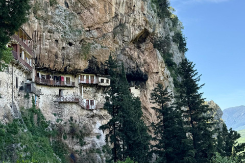 El monasterio suspendido que desafía el vacío en Arcadia.