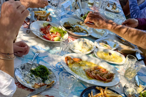 La filoxenia griega empieza a menudo alrededor de una mesa compartida.
