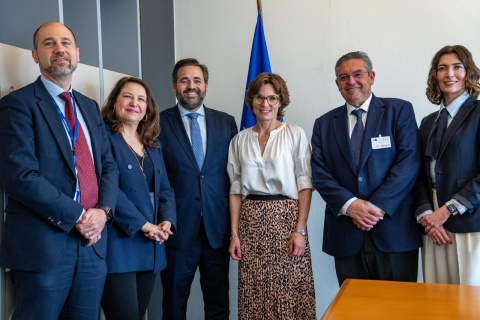 El presidente del PP de Castilla-La Mancha, Paco Núñez, tras reunirse con la comisaria de Medio Ambiente, Resiliencia Hídrica y Economía Circular Competitiva, Jessika Roswall en Estrasburgo.