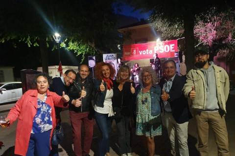 Gertrudis, a secretaria de Zapatero, y Antonia Alcázar, haciendo campaña
