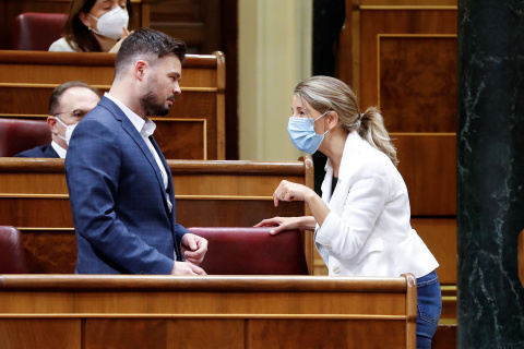 La ministra de Trabajo, Yolanda Díaz, conversa con el portavoz de ERC, Gabriel Rufián, en el Congreso.