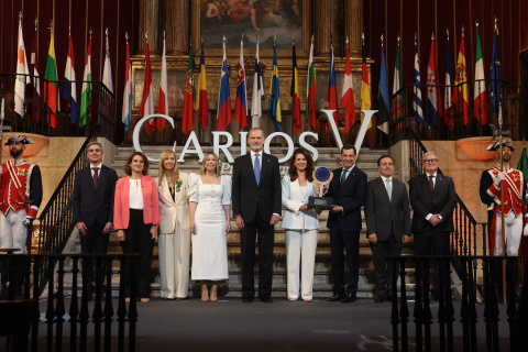 El Rey Felipe VI con la concejala de Budapest, Kata Tütto, y el presidente de la Junta de Andalucía, Juanma Moreno, durante la entrega el XIX Premio Europeo Carlos V.