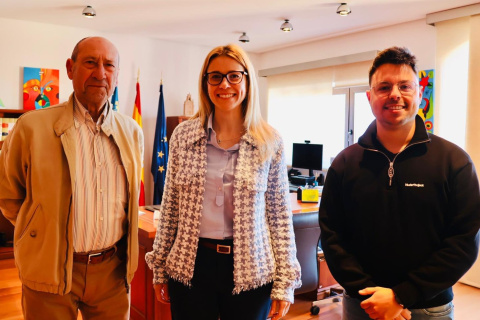 La alcaldesa Nati Algado junto al presidente de la Rondalla Cordes i Veus Font del Molí, Miguel Lloret Mayor tras renovar el convenio con la entidad.