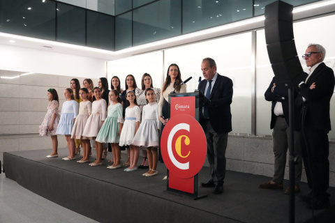 El encendido corrió a cargo de las Belleas del Foc 2026 de Alicante y sus Damas de Honor.