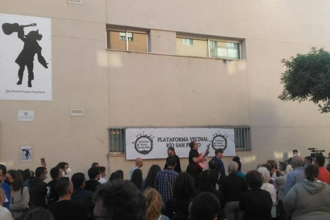 Acto de revelación de la imagen en homenaje a Juan Carlos Aragón en el centro cívico del Río San Pedro, en Puerto Real, en mayo de 2021.