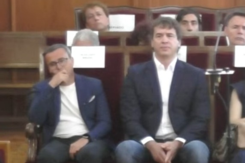 El hermano del presidente del Gobierno, David Sánchez, y el exlíder del PSOE en Extremadura, Miguel Ángel Gallardo, sentados en el banquillo de la Audiencia de Badajoz.