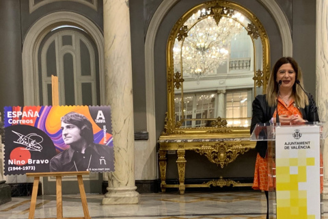 Leire Díez presenta el sello de Nino Bravo en el Ayuntamiento de Valencia