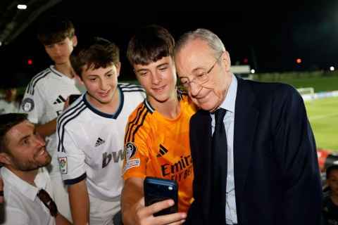 Florentino Pérez tomándose una foto con aficionados del Castilla.