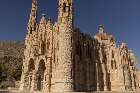 El Santuario de Santa María Magdalena es uno de los grandes símbolos de Novelda y una de las visitas más sorprendentes del interior de Alicante por su singular arquitectura modernista.
