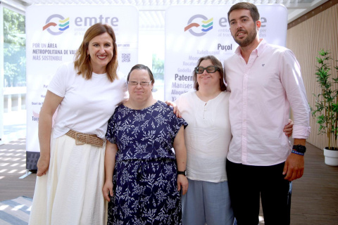 La alcaldesa de Valencia, María José Catalá, Las Amparos y el presidente del EMTRE, Emilio Belencoso.