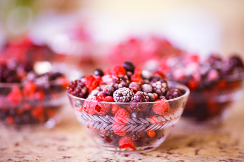 La fruta congelada es perfecta para añadir a un yogur natural desnatado
