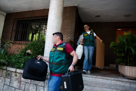 Agentes de la UCO de la Guardia Civil durante el registro del domicilio del exvicepresidente Gaspar Zarrías en Madrid.