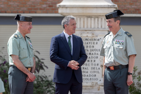 El director general de la Guardia Civil, Leonardo Marcos, conversa con dos suboficiales de la Guardia Civil.