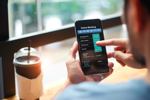 Un usuario maneja la app de se cuenta bancaria online