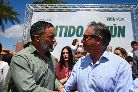El presidente de Vox, Santiago Abascal, junto al candidato de Vox a la Junta de Andalucía, Manuel Gavira, durante el acto