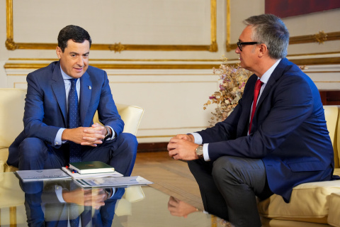 El presidente de la Junta de Andalucía, Juanma Moreno y el portavoz del Grupo Parlamentario Vox, Manuel Gavira.